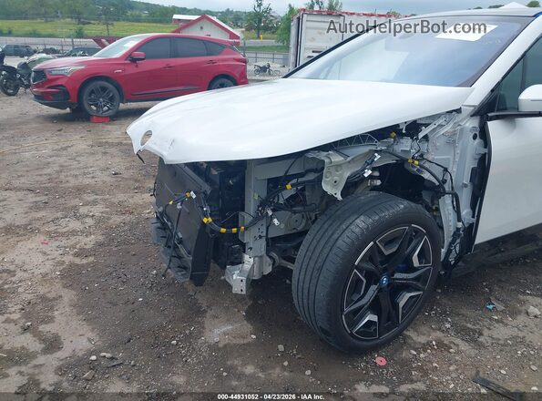 WB523CF09SCU70646 2025 BMW IX Белый Вид спереди