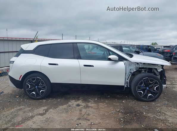 WB523CF09SCU70646 2025 BMW IX Белый Вид задней части салона