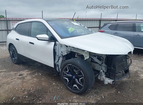 WB523CF09SCU70646 2025 BMW IX Белый Передняя правая четверть