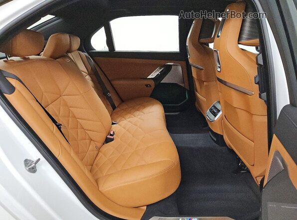 WBA33EH08TCW69686 2026 BMW OTHER White Vista de los asientos traseros