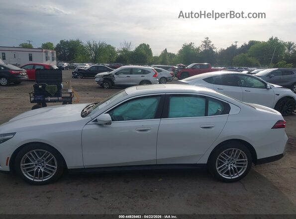 WBA53FJ01RCS00487 2024 BMW OTHER White სალონის 360-გრადუსიანი ხედი