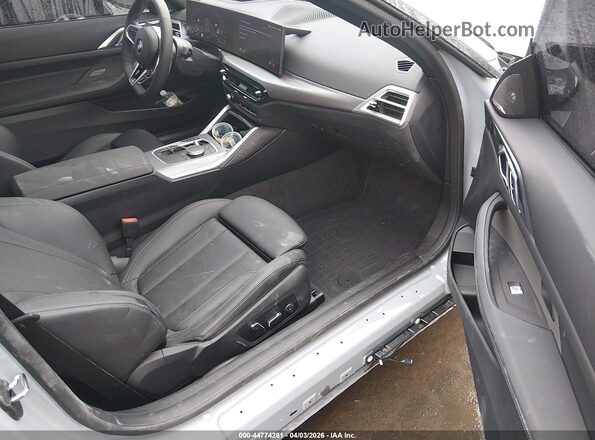 WBA83DA00SCU54070 2025 BMW M4 Light Blue წინა სალონის ხედი