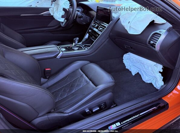 WBSAE0C07PCL08883 2023 BMW M8 Orange Widok wnętrza z przodu