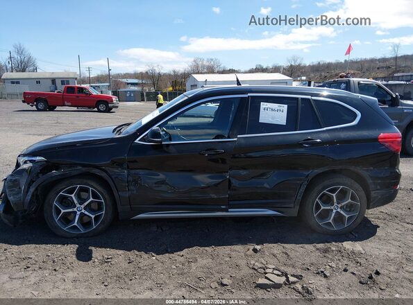 WBXHT3C30H5F73664 2017 BMW X1 Black Widok z przodu