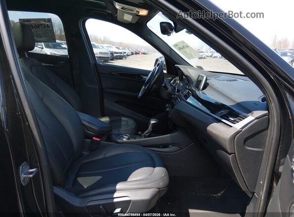 WBXHT3C30H5F73664 2017 BMW X1 Black Widok wnętrza z przodu