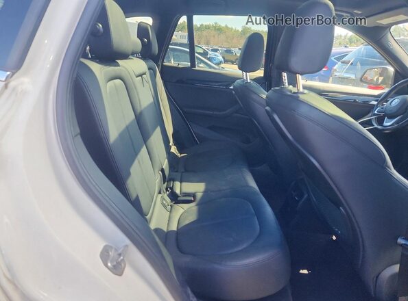 WBXHT3C30J5K20618 2018 BMW X1 Белый Вид задних сидений