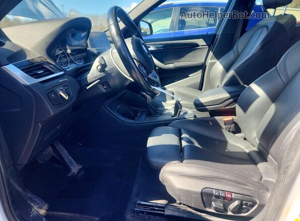 WBXHT3C30J5K20618 2018 BMW X1 Белый Вид салона спереди