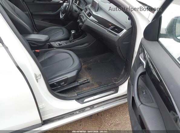 WBXHT3C31J5F90169 2018 BMW X1 White Vista interior delantera