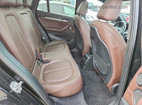 WBXHT3C32H5F69762 2017 BMW X1 Black Widok wnętrza z tyłu
