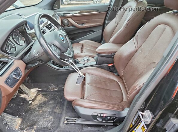 WBXHT3C32H5F69762 2017 BMW X1 Black Widok wnętrza z przodu