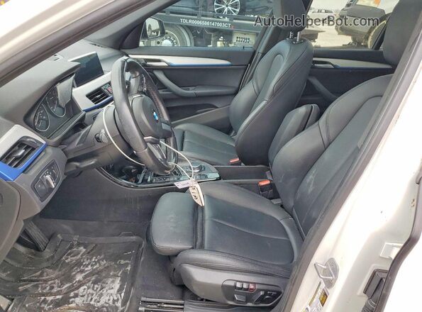 WBXHT3C33H5F72539 2017 BMW X1 Белый Вид салона спереди