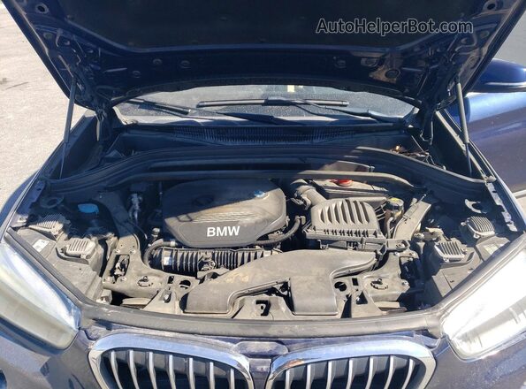 WBXHT3C34H5F84053 2017 BMW X1 Blue Vista del compartimento del motor