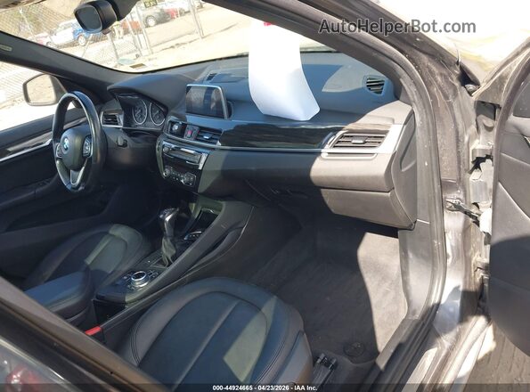 WBXHT3C34J5F92272 2018 BMW X1 Серый Вид салона спереди