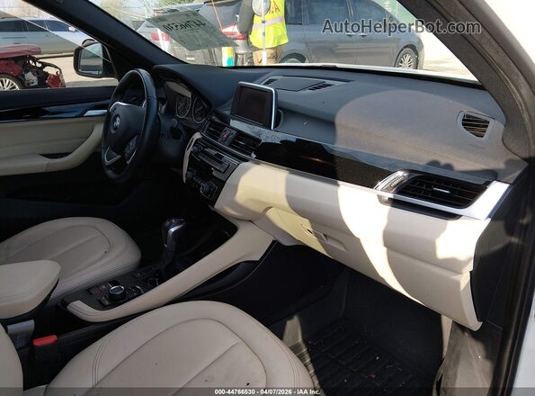 WBXHT3C35J5F91423 2018 BMW X1 Белый Вид салона спереди
