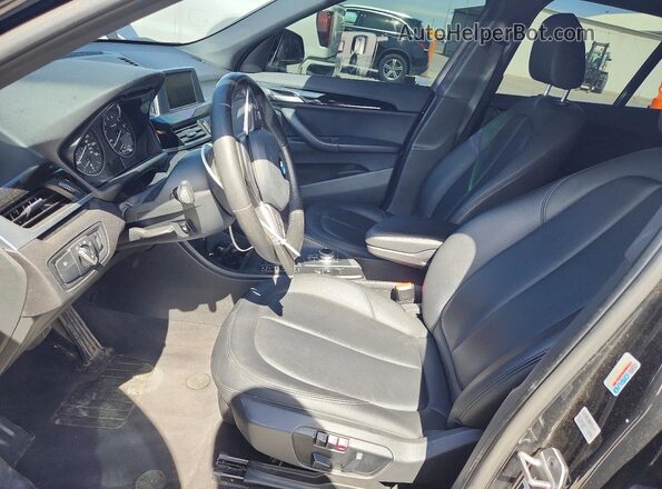 WBXHT3C36H5F81798 2017 BMW X1 Черный Вид салона спереди