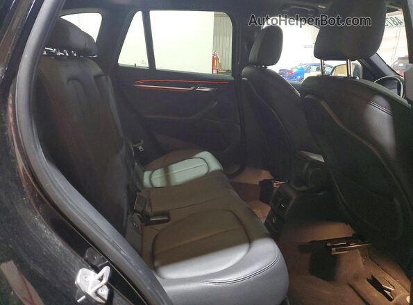 WBXHT3C37J5K26318 2018 BMW X1 Black Widok wnętrza z tyłu