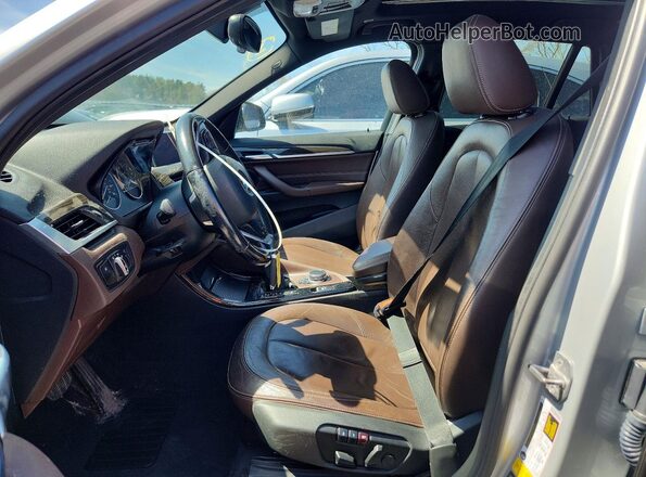 WBXHT3C38G5E56512 2016 BMW X1 Серебряный Вид салона спереди