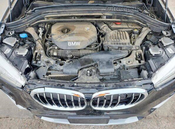 WBXHT3C38H5F69085 2017 BMW X1 Gray Vista del compartimento del motor
