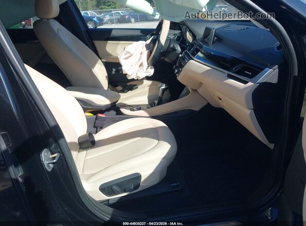 WBXHT3C38H5F73685 2017 BMW X1 Черный Вид салона спереди