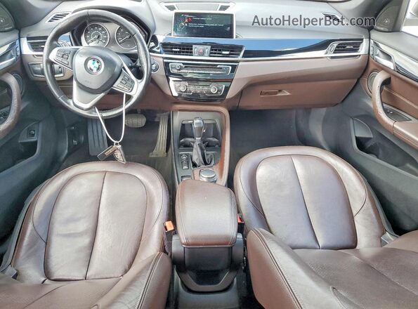 WBXHT3C38H5F75002 2017 BMW X1 Белый Вид панели приборов