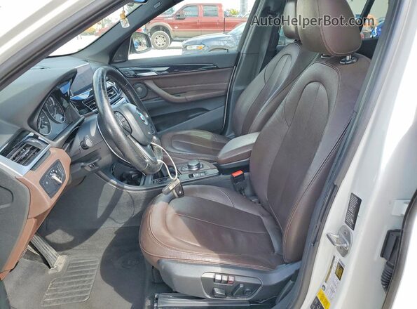 WBXHT3C38H5F75002 2017 BMW X1 Белый Вид салона спереди