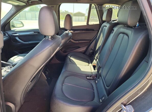 WBXHT3C38H5F85903 2017 BMW X1 Серый Вид задней части салона