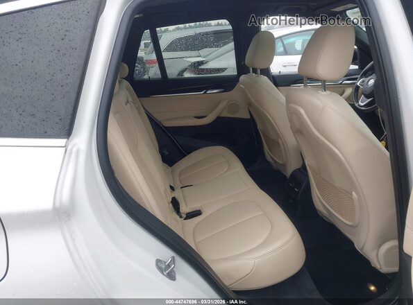 WBXHT3C39J5K32072 2018 BMW X1 White Widok naklejki z numerem VIN