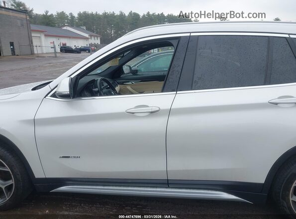 WBXHT3C39J5K32072 2018 BMW X1 White Widok wnętrza 360 stopni