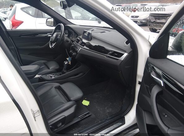 WBXHT3C3XJ5F91126 2018 BMW X1 White Vista interior delantera