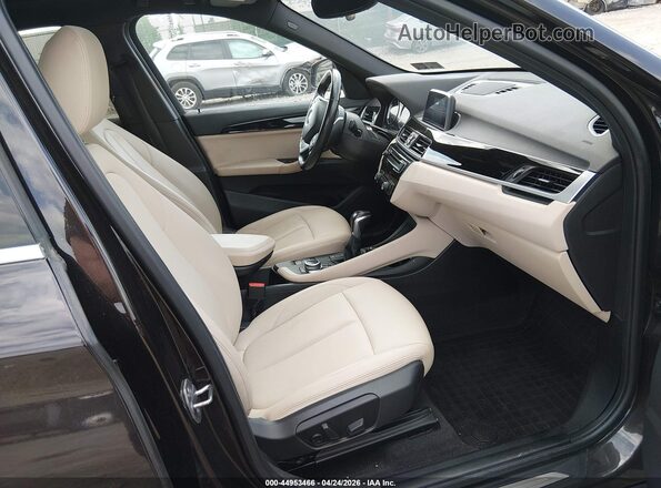 WBXHT3C57K5L90770 2019 BMW X1 Черный Вид салона спереди