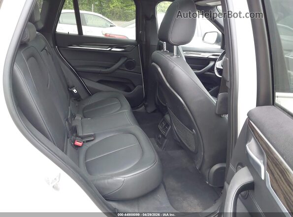WBXHT3Z34H4A56042 2017 BMW X1 Белый Вид наклейки с VIN-кодом