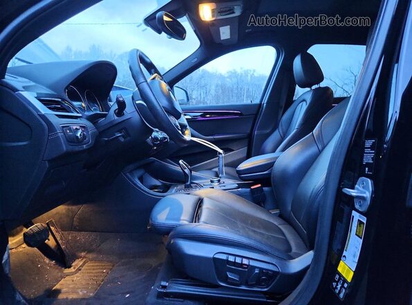WBXJG9C01L5P65714 2020 BMW X1 Black წინა სალონის ხედი
