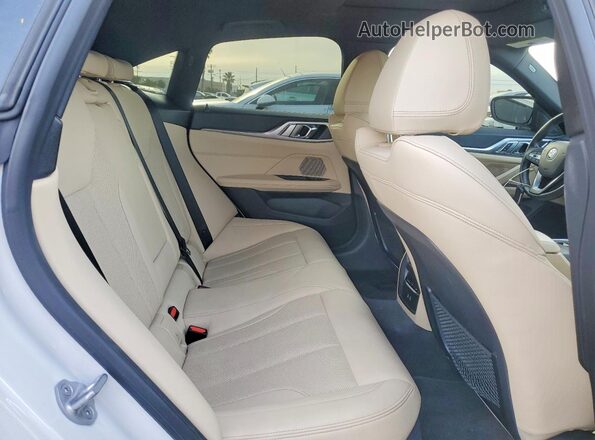 WBY43AW07RFS85410 2024 BMW I4 White Vista de los asientos traseros