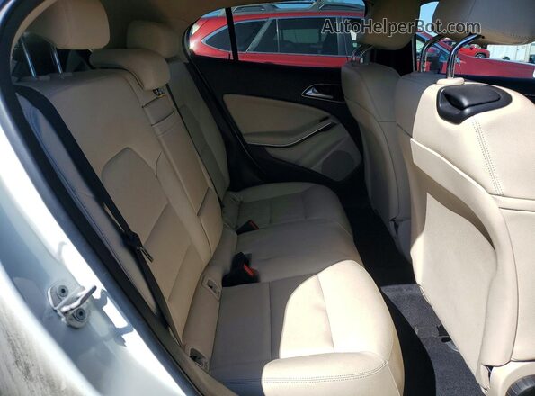 WDCTG4EB0GJ219372 2016 MERCEDES-BENZ GLA White Widok wnętrza z tyłu