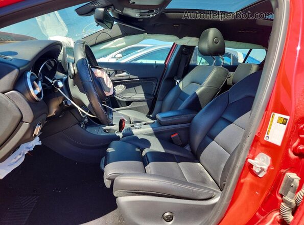 WDCTG4EB2HJ331897 2017 MERCEDES-BENZ GLA Red Вид салону спереду