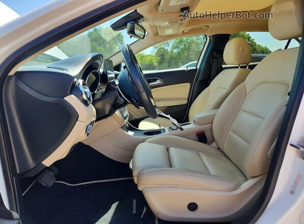 WDCTG4EB3KU004205 2019 MERCEDES-BENZ GLA Белый Вид салона спереди