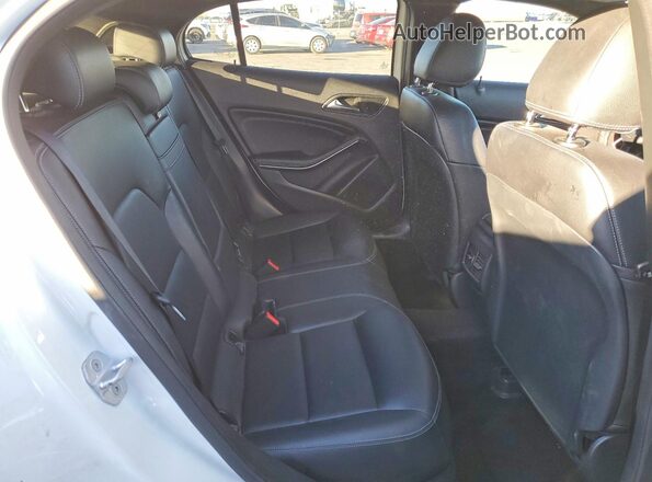 WDCTG4EB5HJ319453 2017 MERCEDES-BENZ GLA White Vista de los asientos traseros