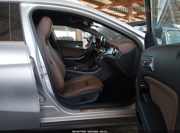 WDCTG4EB8JJ529194 2018 MERCEDES-BENZ GLA 250 Silver Widok wnętrza z przodu