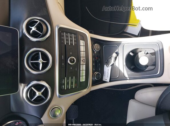 WDCTG4EBXKU009594 2019 MERCEDES-BENZ GLA 250 Белый Вид панели приборов