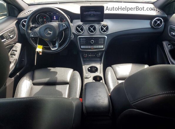 WDCTG4GB7JJ477828 2018 MERCEDES-BENZ GLA Gray Widok deski rozdzielczej