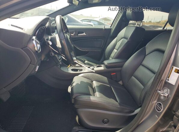 WDCTG4GB7JJ477828 2018 MERCEDES-BENZ GLA Gray Widok wnętrza z przodu