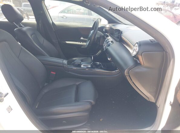 WDD3G4EB2KW012795 2019 MERCEDES-BENZ A 220 Белый Вид салона спереди