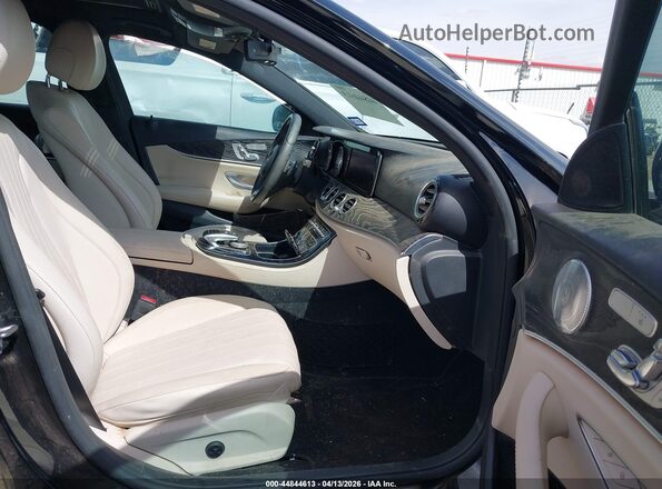 WDDZF4JB1HA083589 2017 MERCEDES-BENZ E-CLASS Черный Вид салона спереди