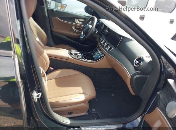 WDDZF4JB4HA147334 2017 MERCEDES-BENZ E-CLASS Черный Вид салона спереди