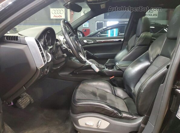 WP1AA2A24HKA83444 2017 PORSCHE CAYENNE Черный Вид салона спереди