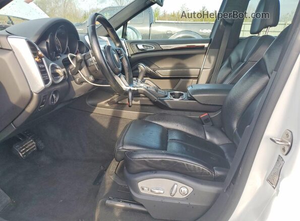 WP1AA2A25HKA86174 2017 PORSCHE CAYENNE White Widok wnętrza z przodu