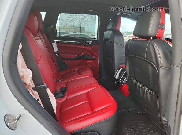 WP1AA2A25HKA90144 2017 PORSCHE CAYENNE Белый Вид задней части салона