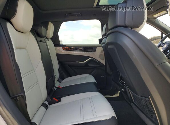 WP1AA2AY8SDA03319 2025 PORSCHE CAYENNE Белый Вид задней части салона