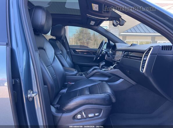 WP1AA2AY9KDA01367 2019 PORSCHE CAYENNE Light Blue Widok wnętrza z przodu