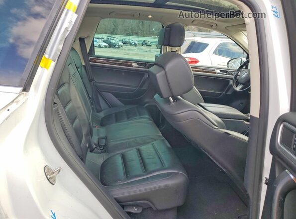 WVGEF9BP3GD012760 2016 VOLKSWAGEN TOUAREG Белый Вид задней части салона